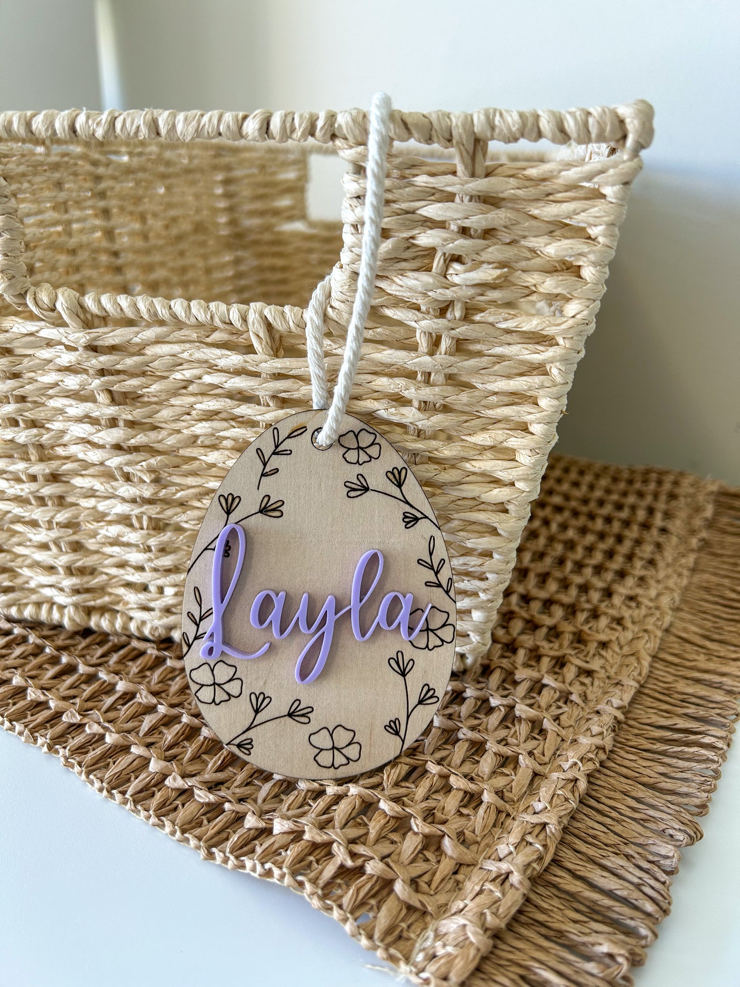 Easter egg tag with flowers